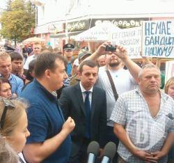 Глава Кулич и милиционер Шевцов  говорят с пикетчиками из Черниговторфа